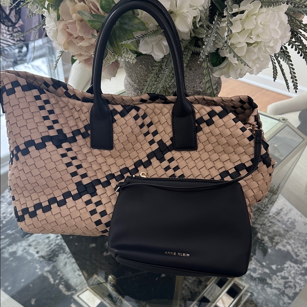 Anna Klein Stylish Tan and Black Woven Handbag